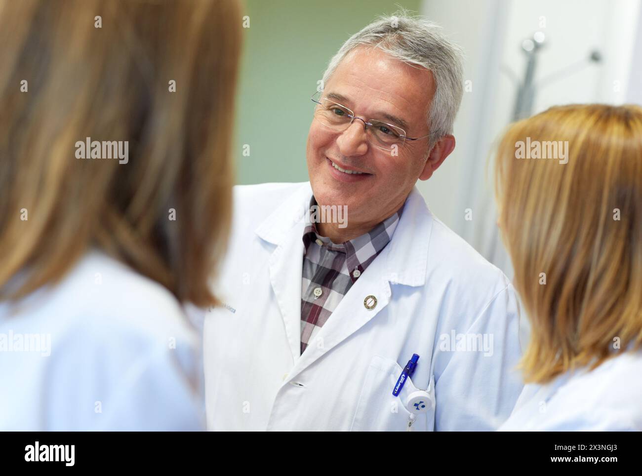 Doktor, der Medizinstudenten in der Bibliothek unterrichtet, Ärzte im Konferenzraum, Krankenhaus Donostia, San Sebastian, Gipuzkoa, Baskenland, Spanien Stockfoto