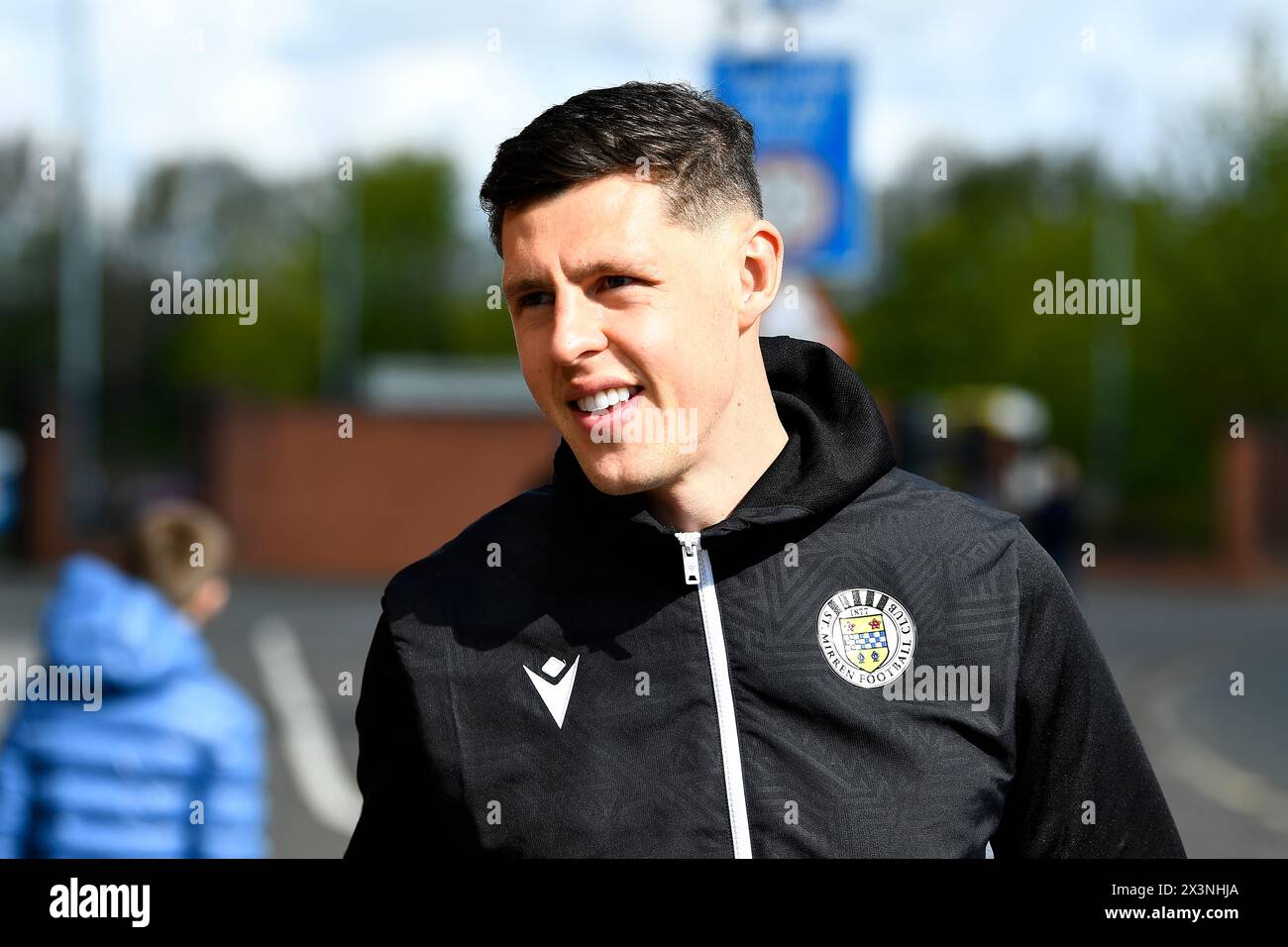 James Bolton von St Mirren kommt vor dem Cinch Premiership-Spiel im SMISA Stadium in Paisley an. Bilddatum: Sonntag, 28. April 2024. Stockfoto