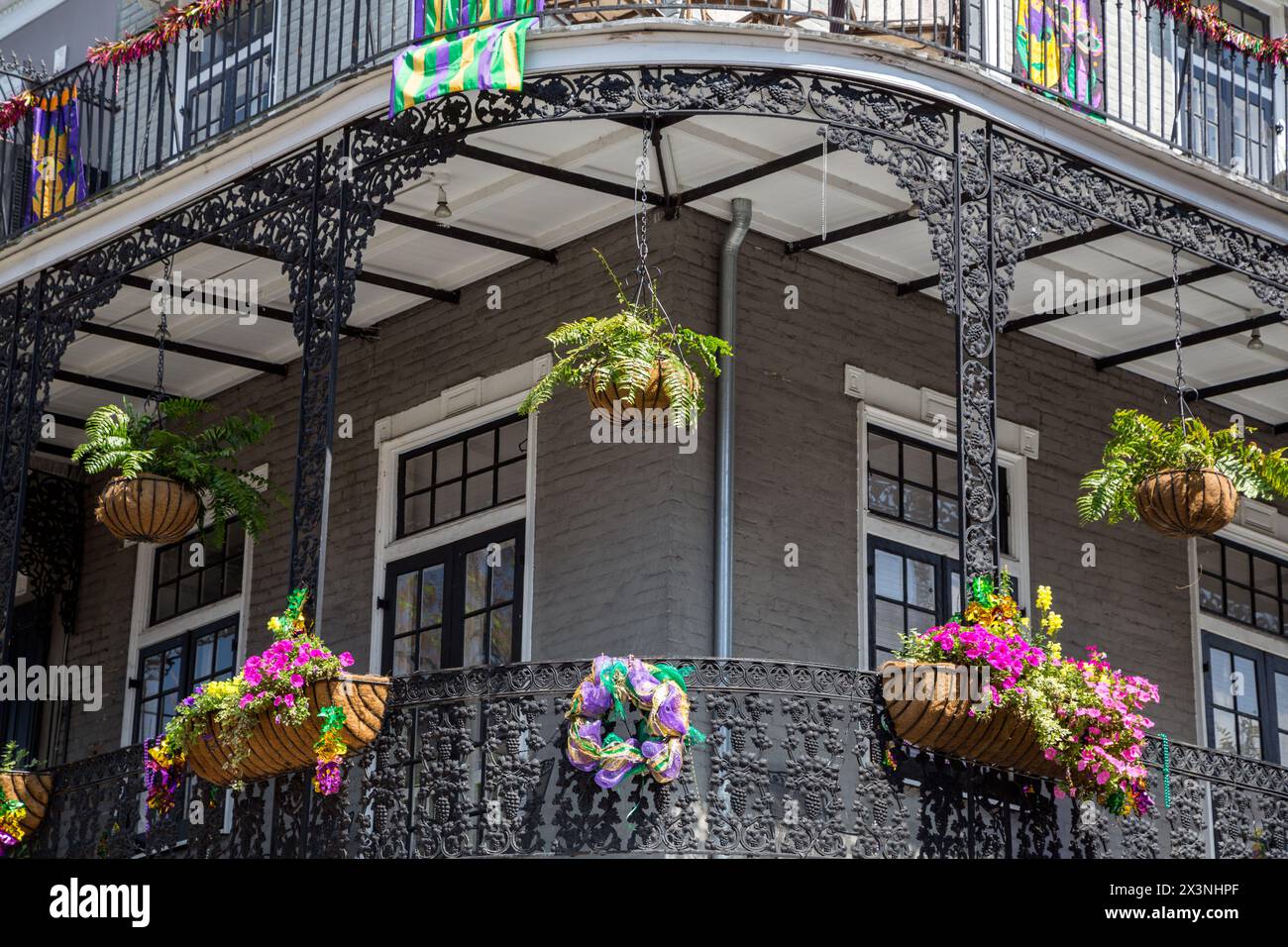 French Quarter, New Orleans, Louisiana.  Blumenkästen auf gusseiserne Balkongeländer. Stockfoto