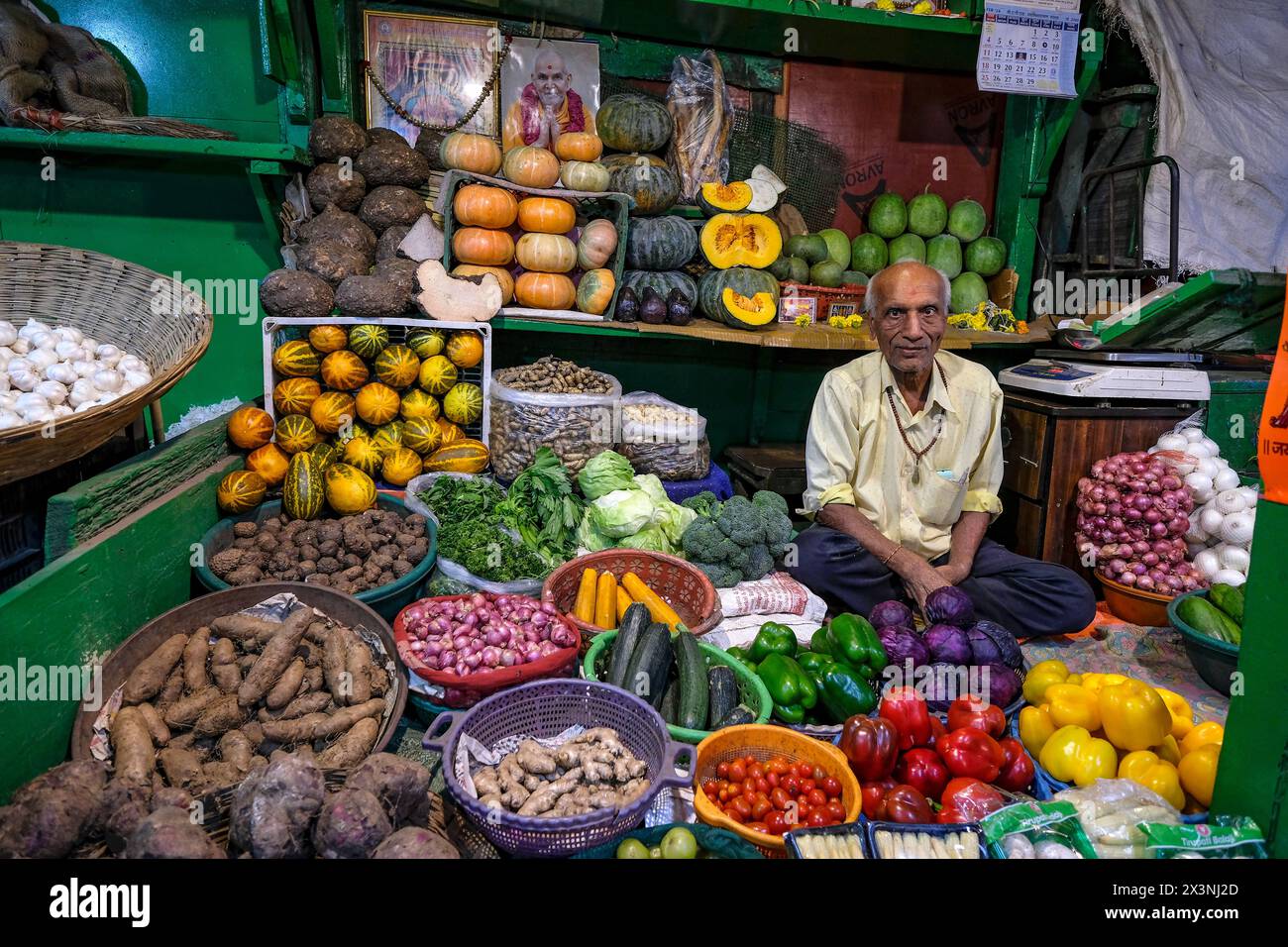 Mumbai, Indien - 23. Februar 2024: Ein Mann, der Gemüse auf dem Dadar-Markt in Mumbai verkauft. Stockfoto