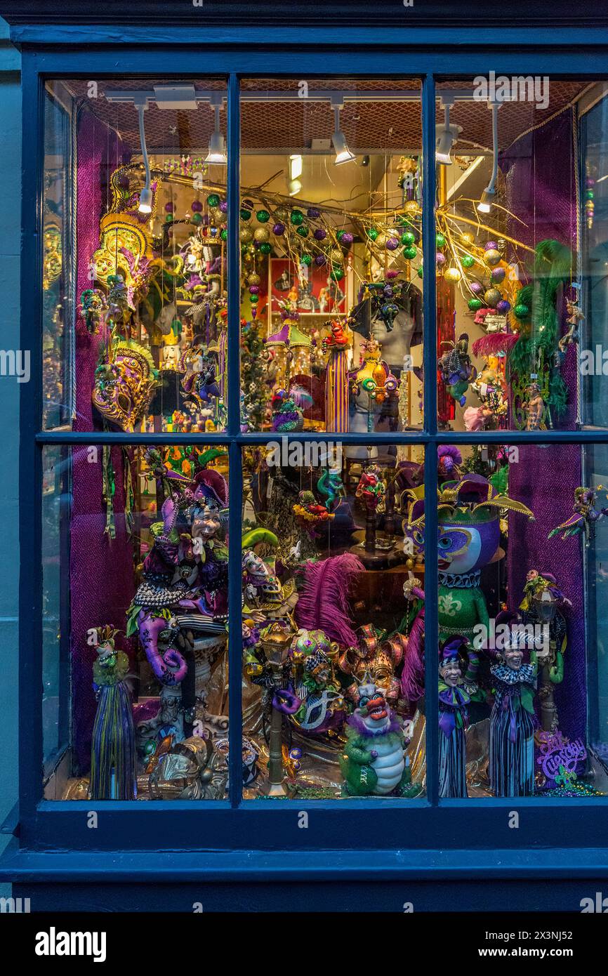 French Quarter, New Orleans, Louisiana.  Künstlerische und Party Utensilien in einem Schaufenster ausgestellt. Stockfoto