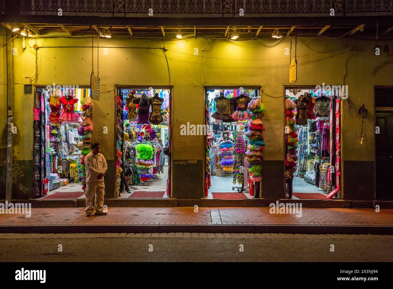 French Quarter, New Orleans, Louisiana.  Bourbon Street Shop bietet Party-Utensilien und Souvenirs. Stockfoto