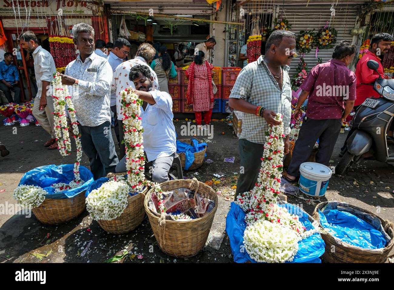 Mumbai, Indien - 23. Februar 2024: Männer verkaufen Blumen auf dem Dadar Flower Market in Mumbai, Indien. Stockfoto