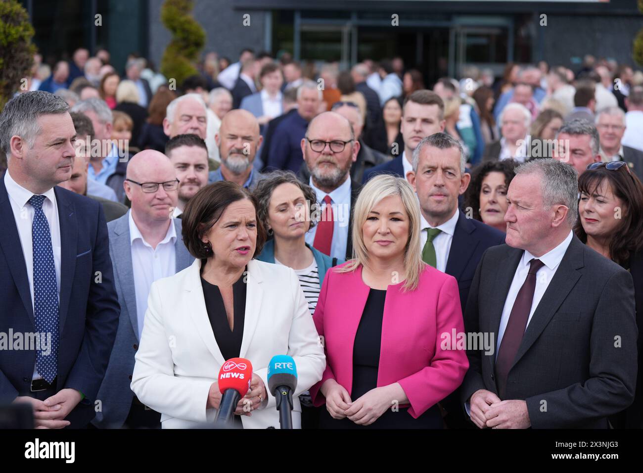 (Vorne links - rechts) Pearse Doherty, Sinn Fein-Vorsitzende Mary Lou McDonald, Stormont First Minister Michelle O'Neill und Stormont Economy Conor Murphy starten die Kampagne der Partei für die Kommunal-, Europa- und Limerick-Bürgermeisterwahlen in der Helix, Dublin City University. Bilddatum: Sonntag, 28. April 2024. Stockfoto