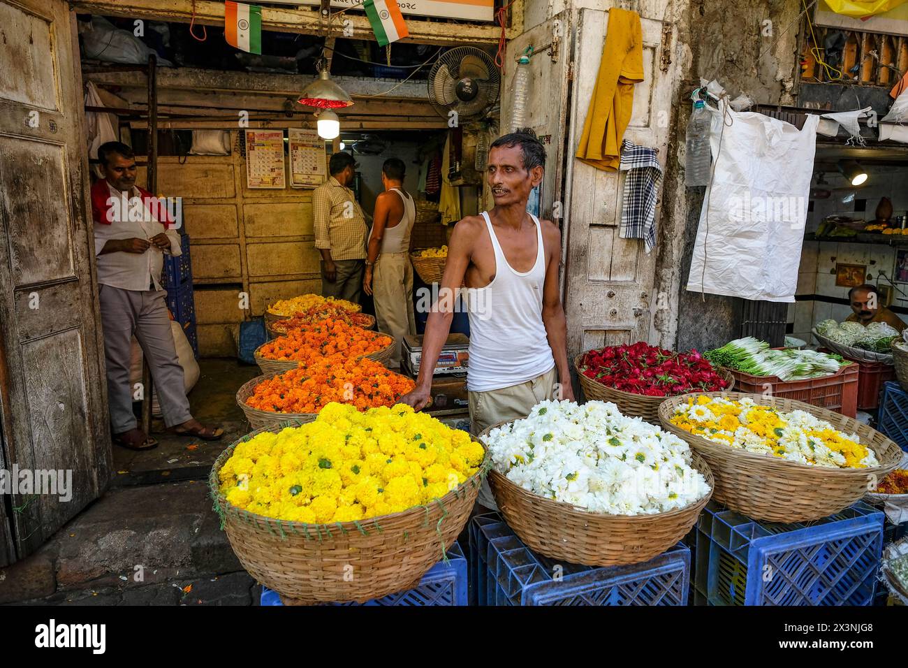Mumbai, Indien - 23. Februar 2024: Ein Mann, der Blumen auf dem Dadar Flower Market in Mumbai verkauft. Stockfoto