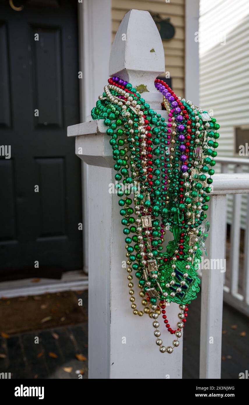 New Orleans, Louisiana. Mardi Gras Halskette Dekorationen auf Geländer, Uptown District. Stockfoto