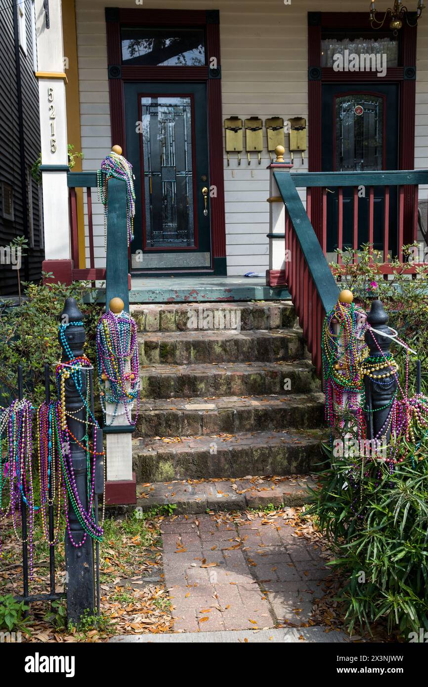 New Orleans, Louisiana. Mardi Gras Halskette Dekorationen auf Geländer, Uptown District. Stockfoto