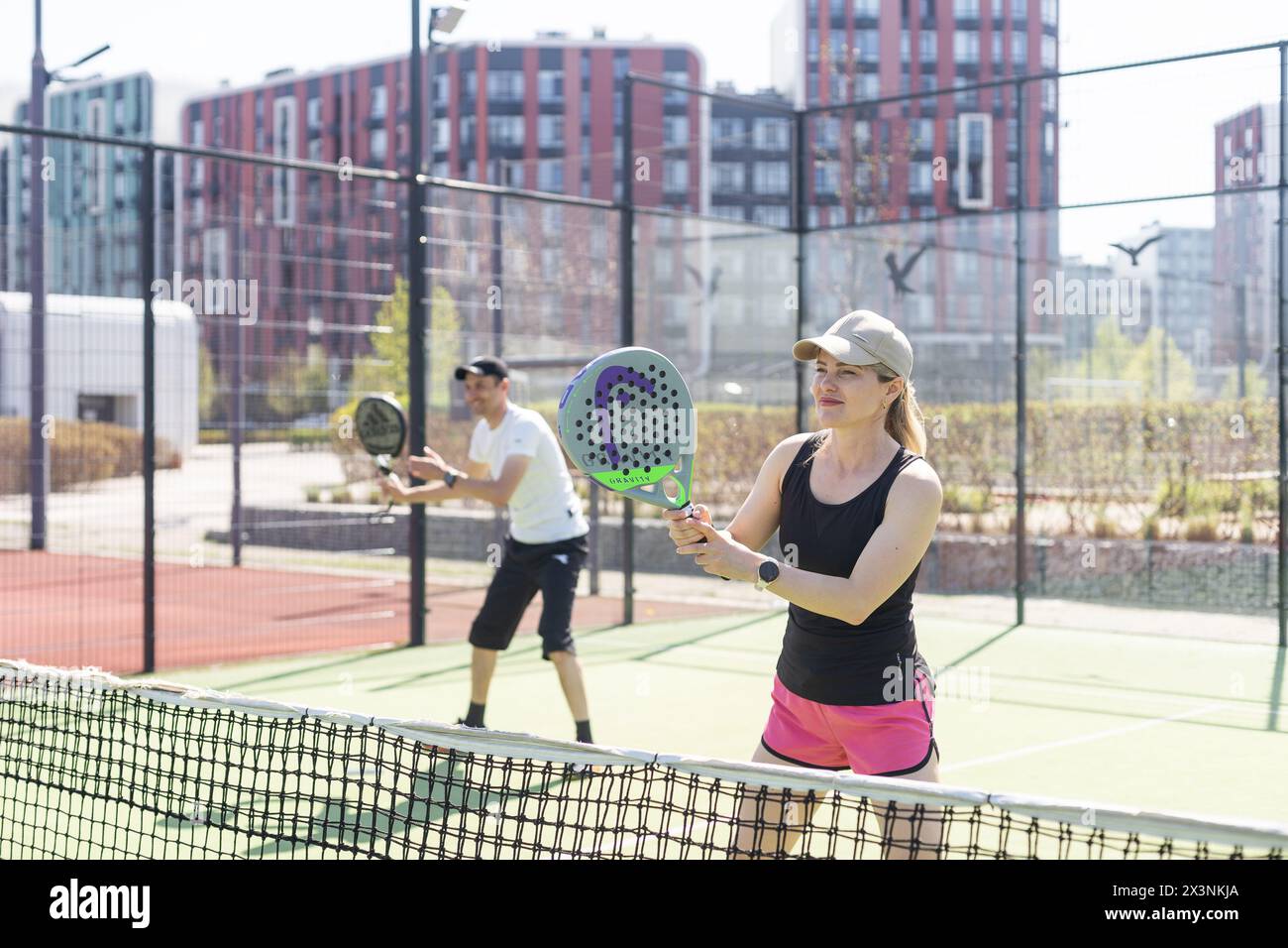 Ukraine Kiew, 02. April 2024. Padel Training Coach in einer Sitzung, Mentoring einer Schülerin, Förderung der Kompetenzentwicklung und eines positiven Lernens Stockfoto