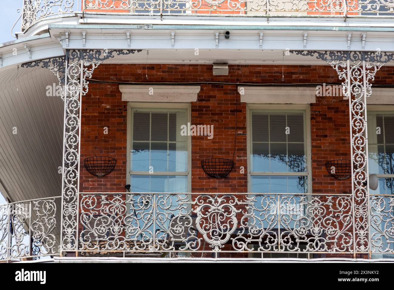 New Orleans, Louisiana. French Quarter, dekoratives Grillwerk am Pontalba Building, erbaut 1851. Stockfoto
