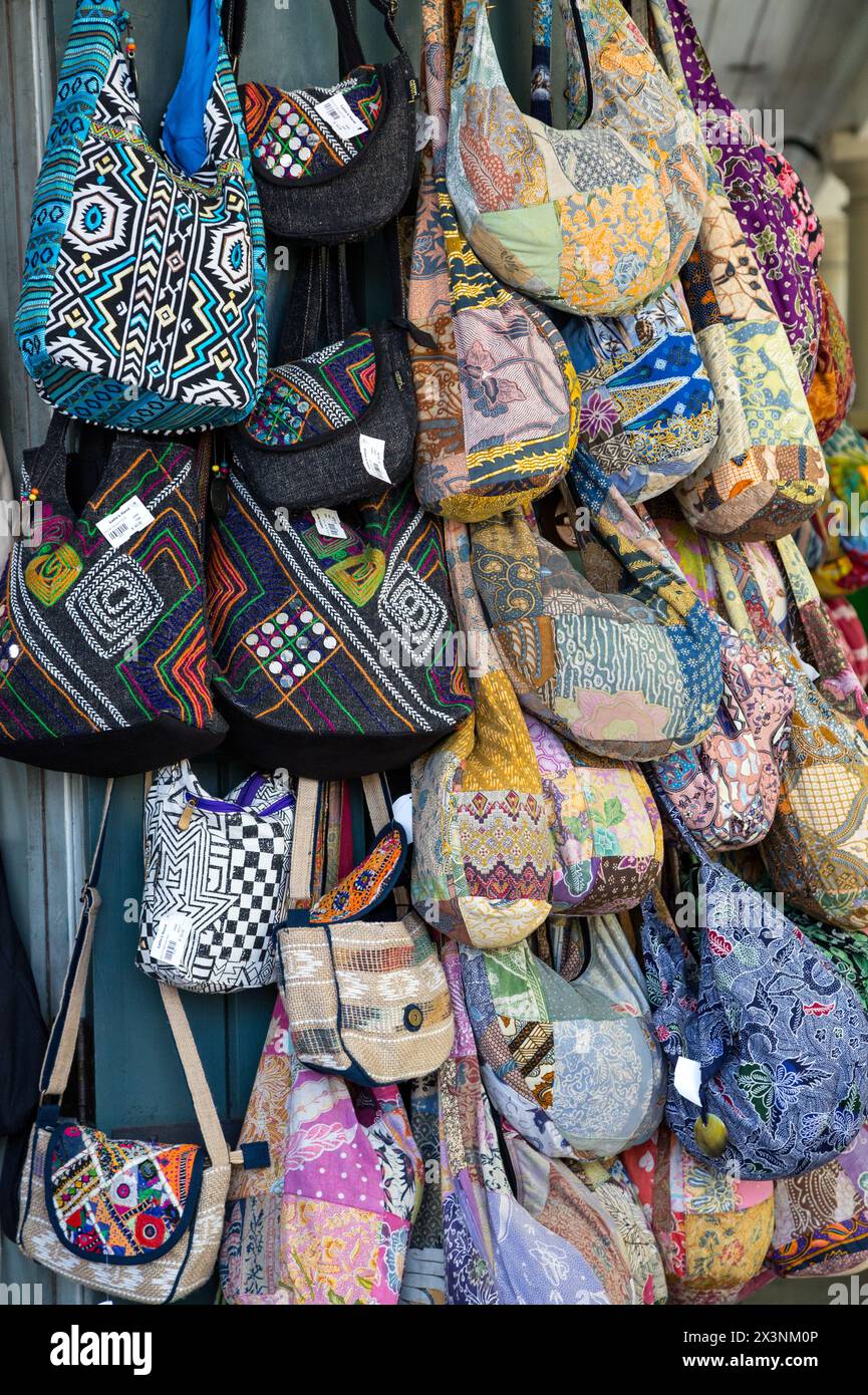 New Orleans, Louisiana. French Quarter, Geldbörsen und Handtaschen zum Verkauf auf dem französischen Markt. Stockfoto