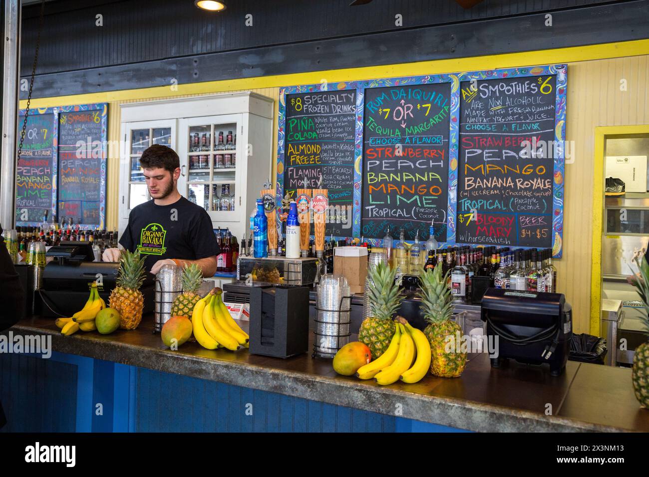 New Orleans, Louisiana. French Quarter, Barista in einer Juice Bar auf dem französischen Markt Stockfoto