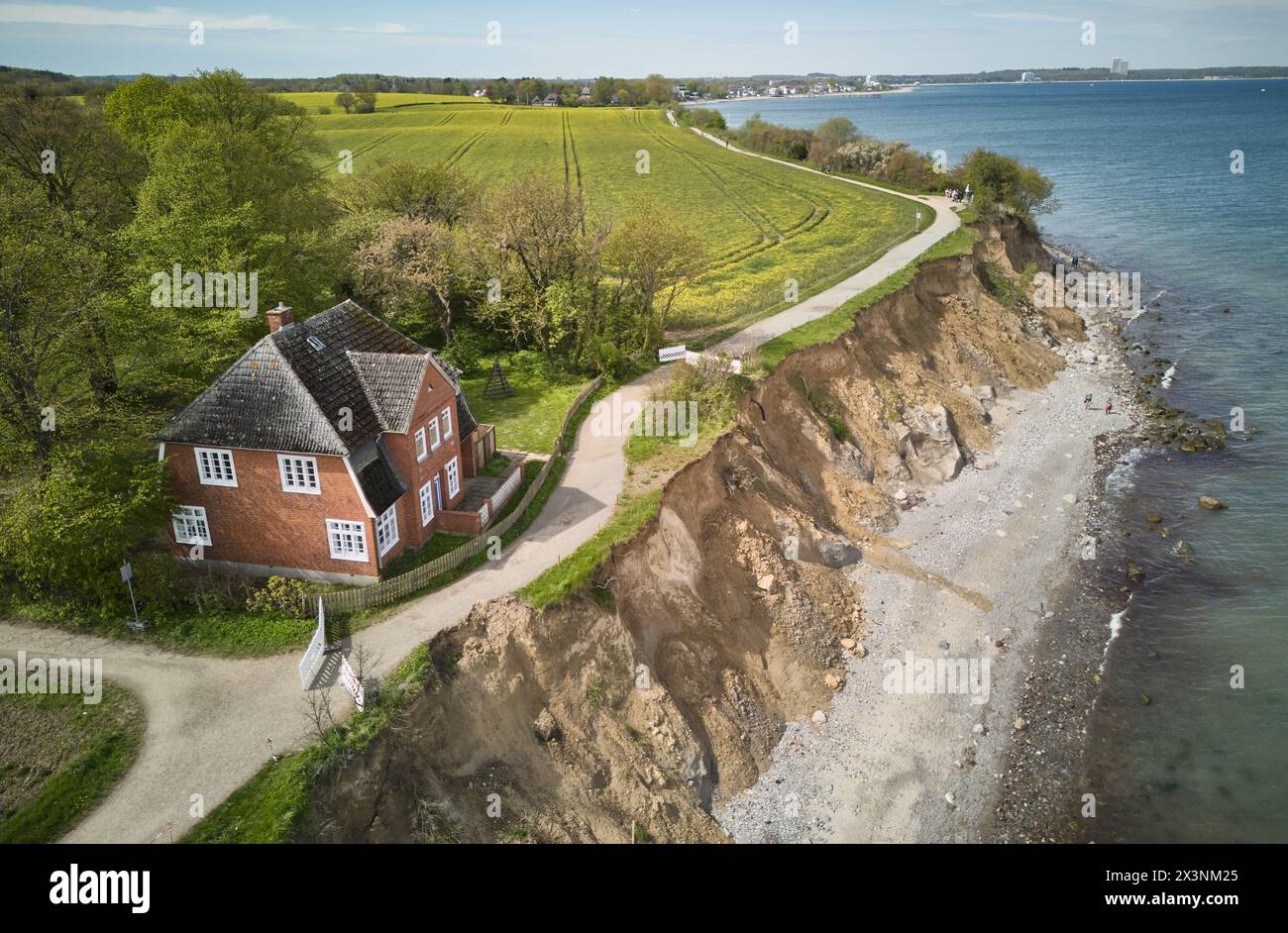 28. April 2024, Schleswig-Holstein, Travemünde: Blick auf das Jugendzentrum Seeblick am Brodtener Steilufer. (Drohnenaufnahme) Foto: Georg Wendt/dpa Stockfoto