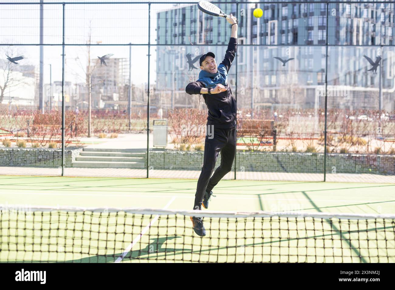 Paddle tennis player, das Training mit Ihren Paar vor Gericht Stockfoto