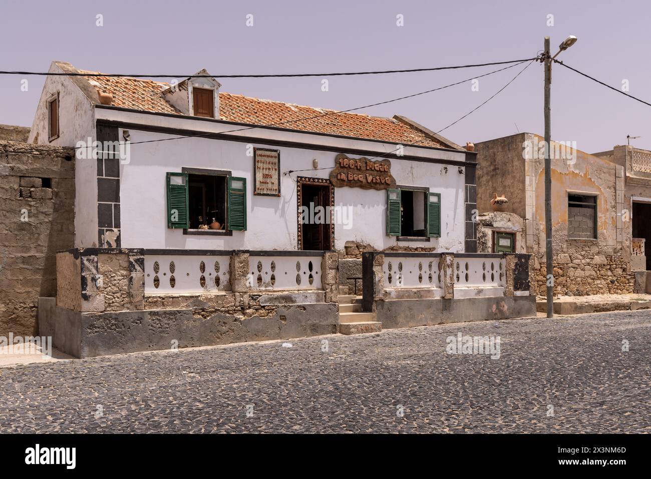 Traditionelles handgefertigtes Kunsthandwerk (Laboratorio de Cerâmica Alcides Morais) in einer Straße im Dorf Rabil in Boa Vista, Kap Verde, Afrika Stockfoto