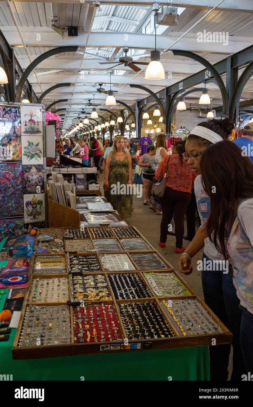 New Orleans, Louisiana. French Quarter, Souvenirs und Kunsthandwerk zum Verkauf auf dem französischen Markt. Stockfoto