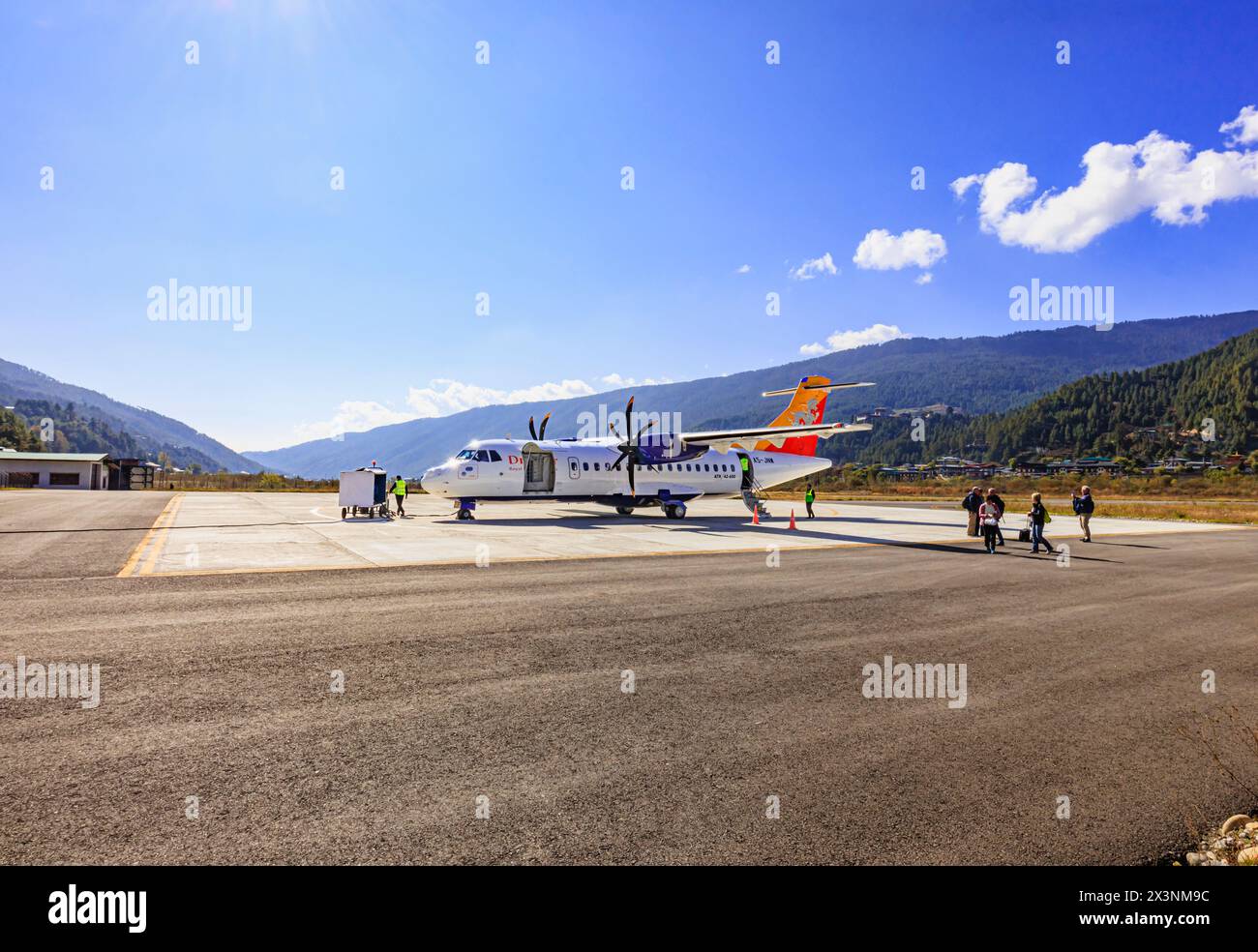 Druk Air Royal Bhutan Airlines ATR 42-600 Passagierflugzeuge auf Bathpalathang, einem bhutanischen Inlandsflughafen in Jakar, Bezirk Bumthang, Bhutan Stockfoto