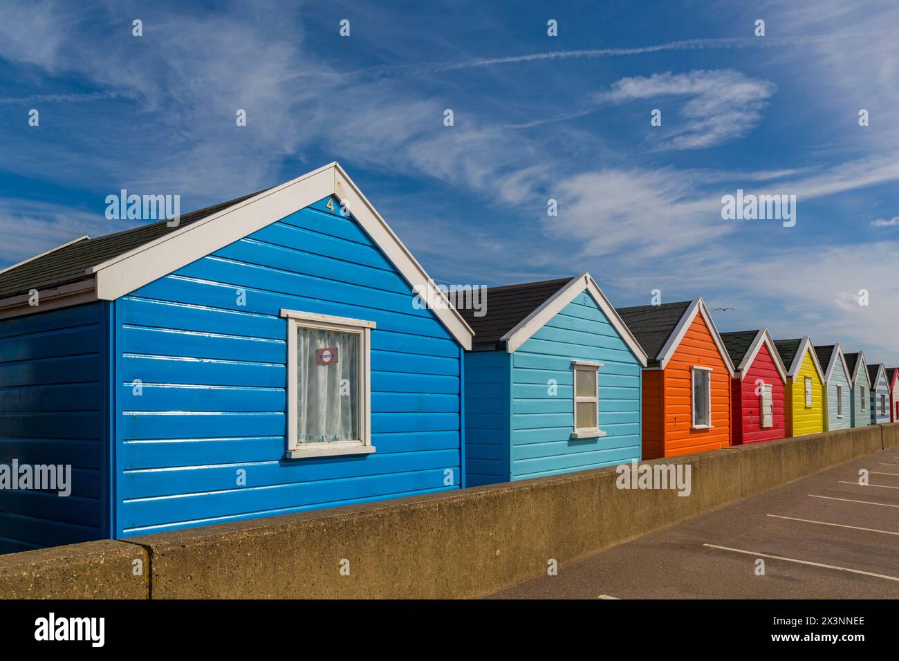 Eine Reihe farbenfroher Strandhütten in Southwold, Suffolk, Großbritannien im April Stockfoto