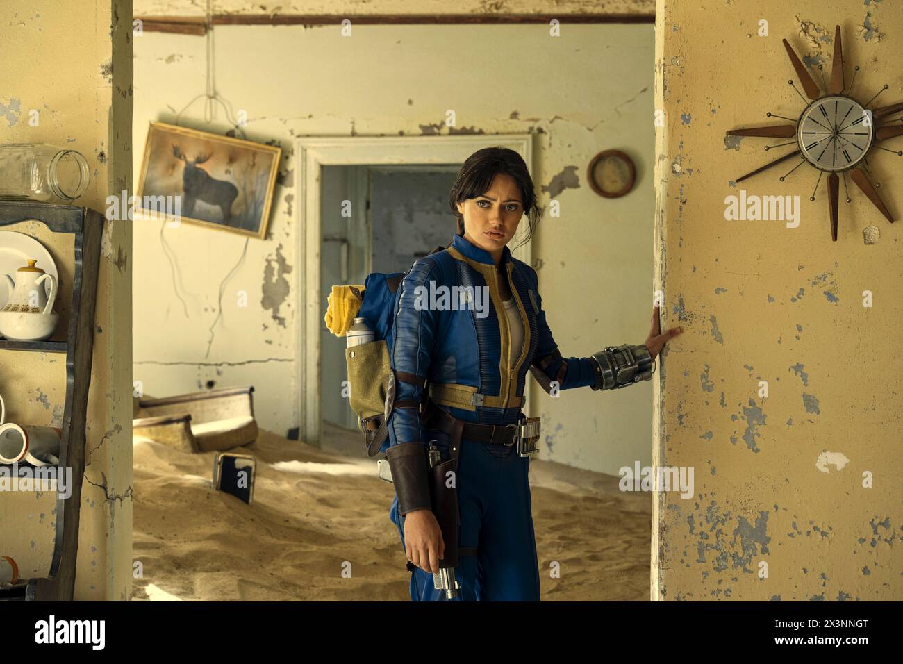 Fallout (2024) von Geneva Robertson-Dworet und Graham Wagner mit Ella Purnell als Lucy MacLean. TV-Serien, die auf einem Videospiel basieren, das in der Zukunft spielt, dem postapokalyptischen Los Angeles, das durch nukleare Dezimierung hervorgerufen wurde, müssen die Bürger in unterirdischen Bunkern leben, um sich vor Strahlung, Mutanten und Banditen zu schützen. Werbefoto.***NUR REDAKTIONELLE VERWENDUNG*** Credit: BFA / JoJo Whilden / Amazon Prime Video Stockfoto