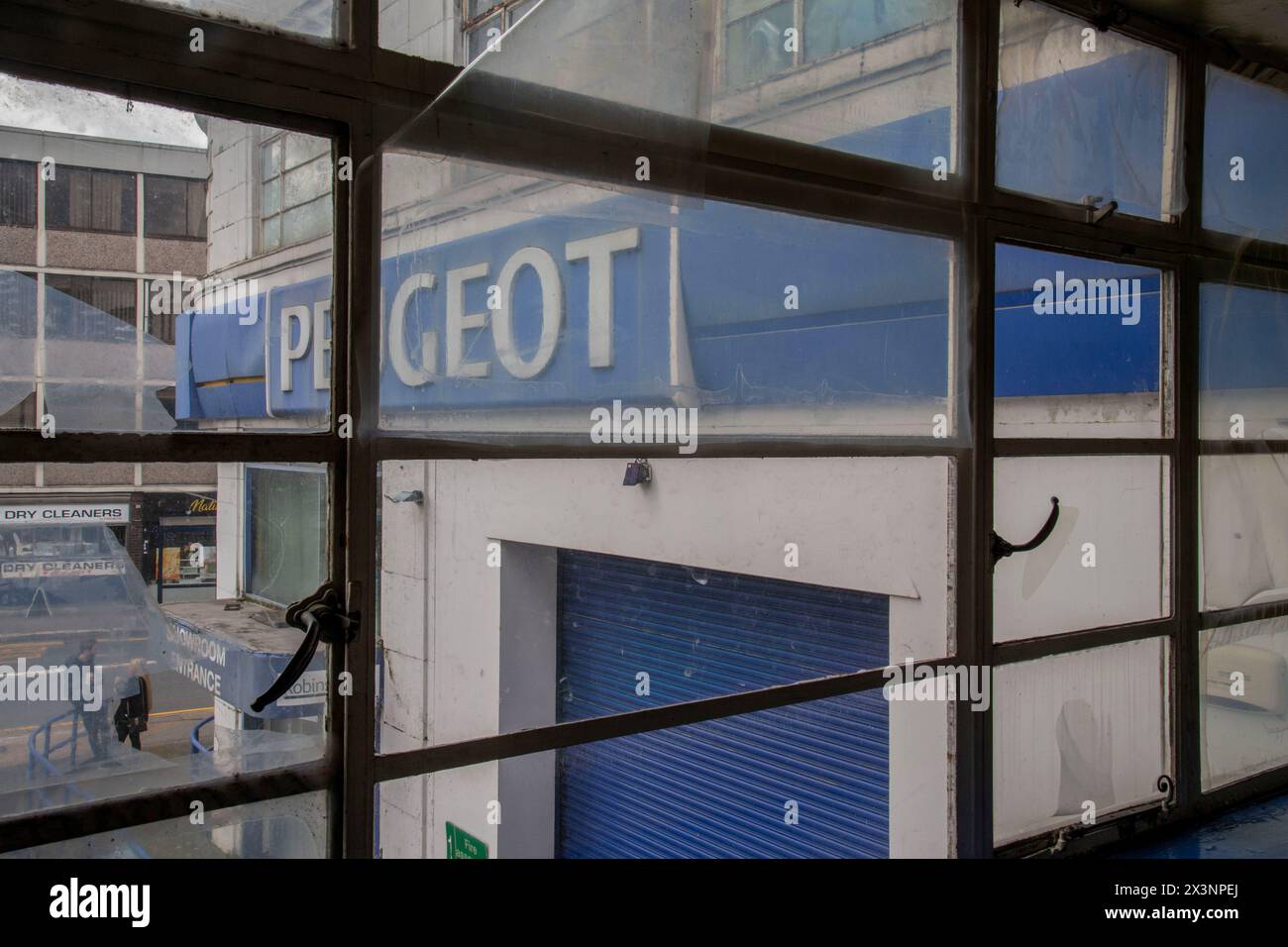 Len House, der Art-Deco-Ausstellungsraum und die Fabrik von Rootes in Maidstone, Kent aus den 1930er Jahren, nachdem er als Autohändler geschlossen und 2020 mit der Sanierung begonnen hatte Stockfoto