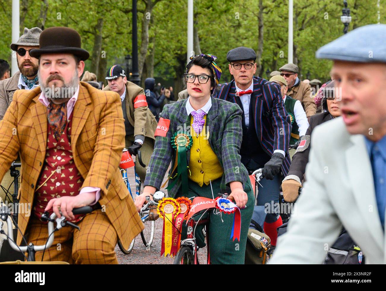London, Großbritannien. Der Tweed Run 2024. Jährliche Fahrradtour durch das Zentrum von London mit Fans auf Oldtimer-Fahrrädern und Vintage-Kleidung. Fahrer i Stockfoto