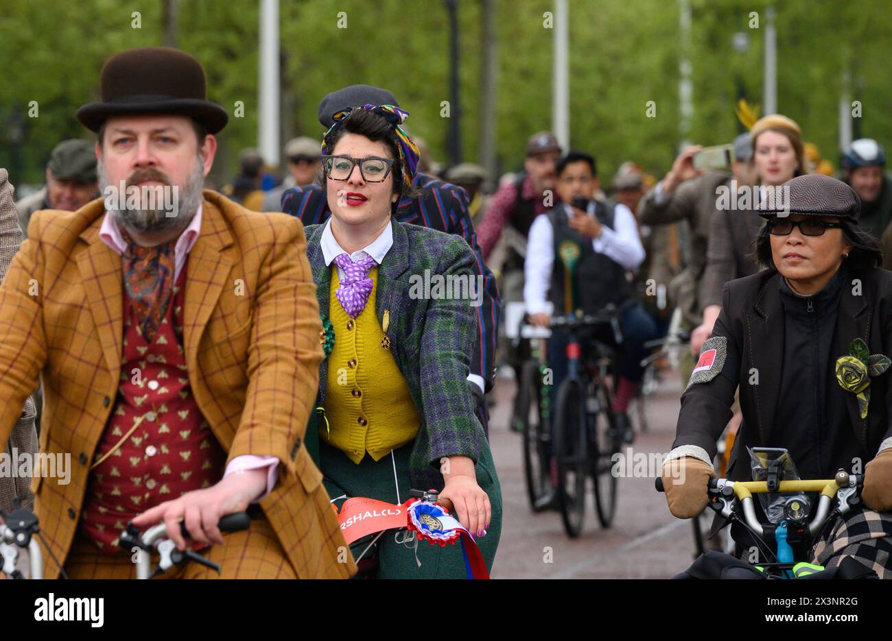 London, Großbritannien. Der Tweed Run 2024. Jährliche Fahrradtour durch das Zentrum von London mit Fans auf Oldtimer-Fahrrädern und Vintage-Kleidung. Fahrer i Stockfoto