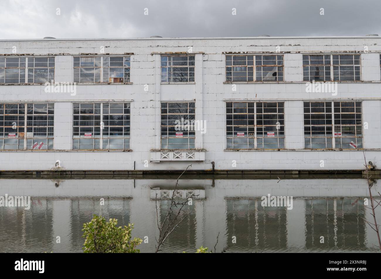 Len House, der Art-Deco-Ausstellungsraum und die Fabrik von Rootes in Maidstone, Kent aus den 1930er Jahren, nachdem er als Autohändler geschlossen und 2020 mit der Sanierung begonnen hatte Stockfoto