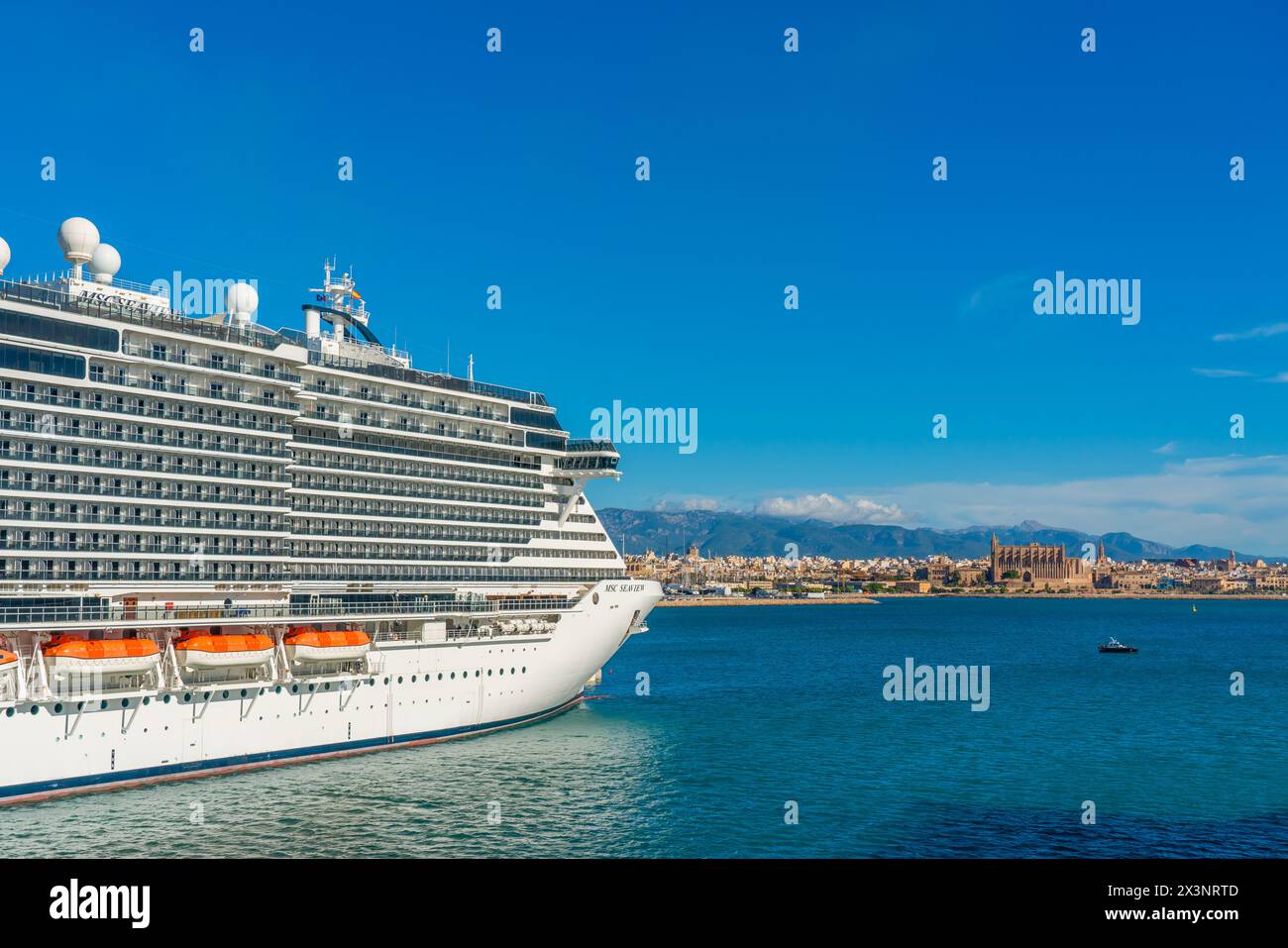 Palma de Mallorca, Balearen, Spanien, - November 1,2023 : Hafen von Palma de Mallorca mit dem Kreuzfahrtschiff MSC, Hintergrund der Küste Stockfoto