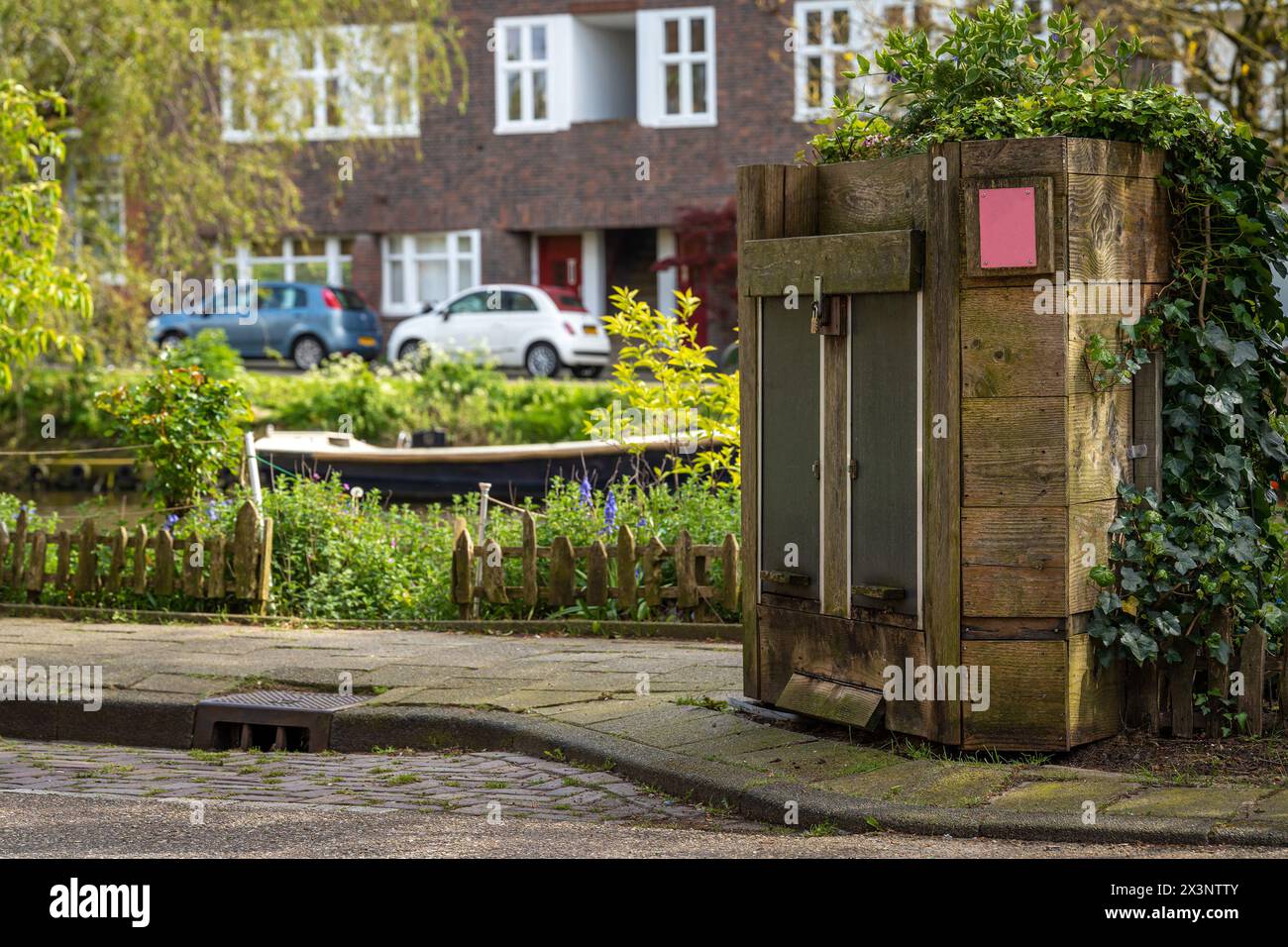 Wurmhotel in der Stadtstraße, gemeinschaftlicher Vermicompost zur gemeinsamen Nutzung und Kompostierung von Haushaltsabfällen Stockfoto