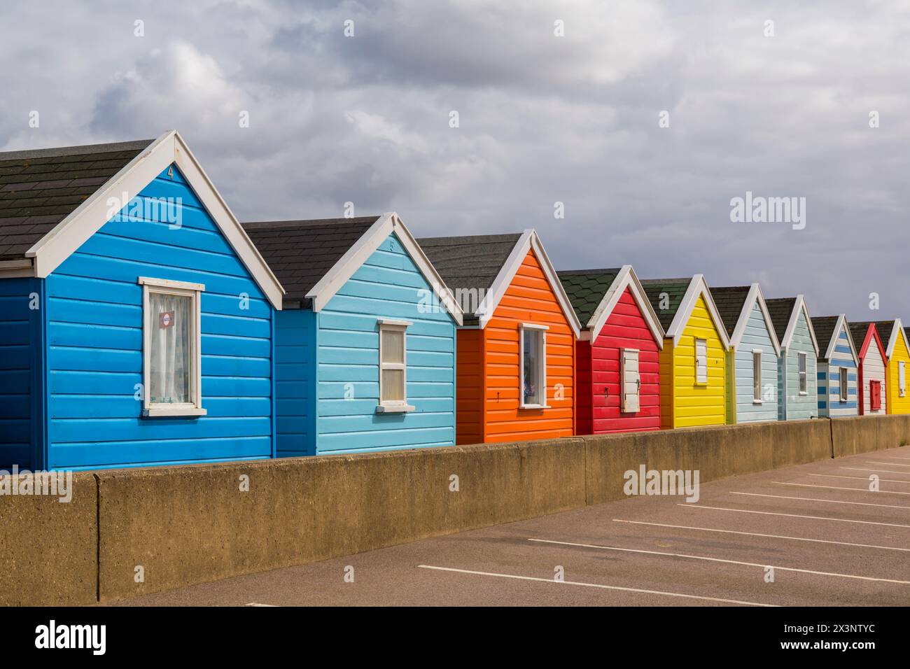 Farbenfrohe Strandhütten in Southwold, Suffolk, Großbritannien im April Stockfoto