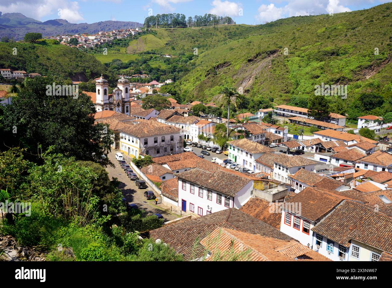 Ouro Preto historische Stadt UNESCO-Weltkulturerbe im Bundesstaat Minas Gerais, Brasilien. Panoramablick von der Terrasse. Stockfoto