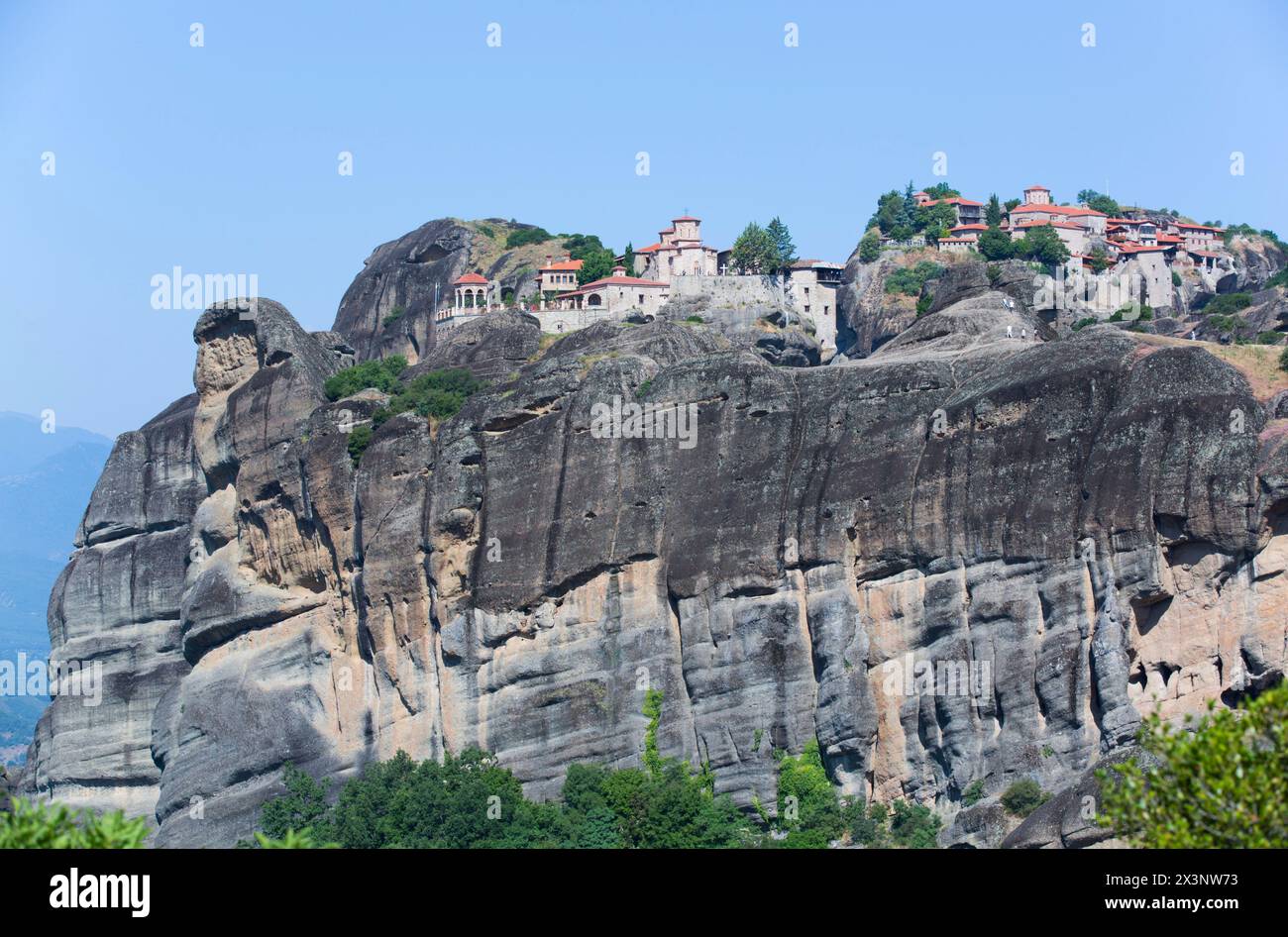 Kloster Varlaam (Vordergrund), Meteora, Weltkulturerbe der UNESCO, Thessalien, Griechenland Stockfoto