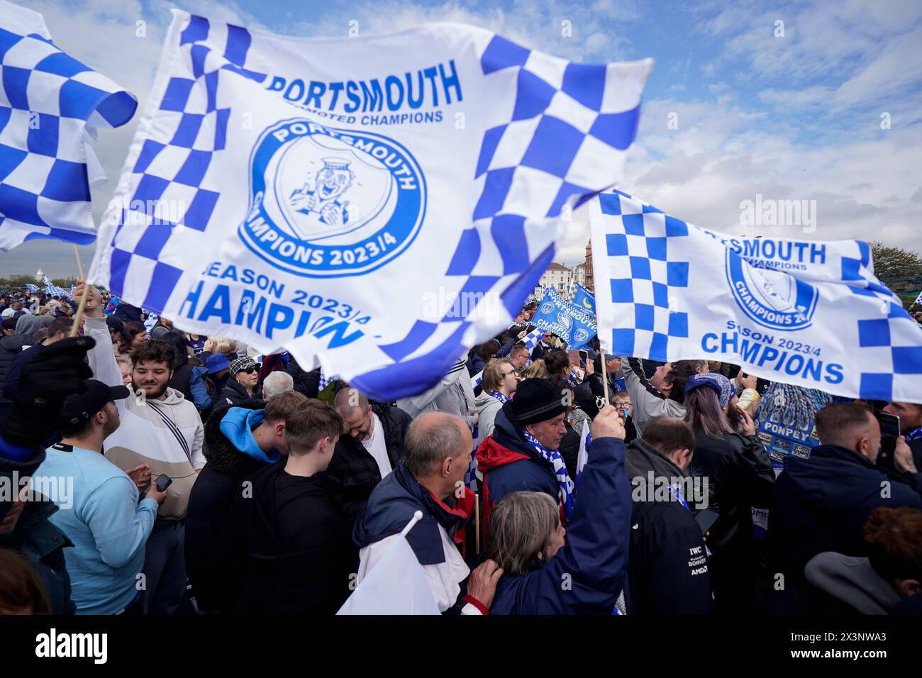 Portsmouth Fans bei einer Feier im Southsea Common in Portsmouth, um den Titel der Sky Bet League One zu feiern. Bilddatum: Sonntag, 28. April 2024. Stockfoto