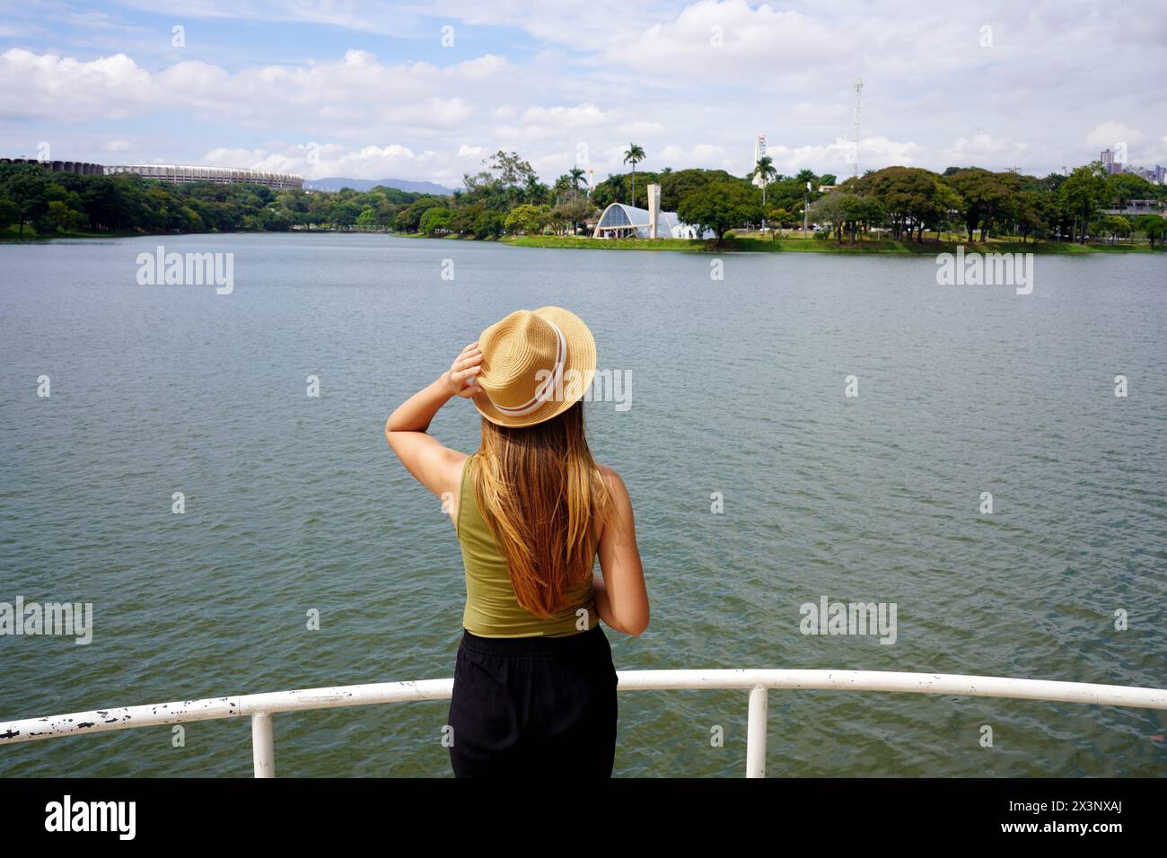 Reisen in Brasilien. Panoramablick auf die Touristenfrau, die das Pampulha Modern Ensemble in Belo Horizonte, UNESCO-Weltkulturerbe, Minas Gerais, Stockfoto