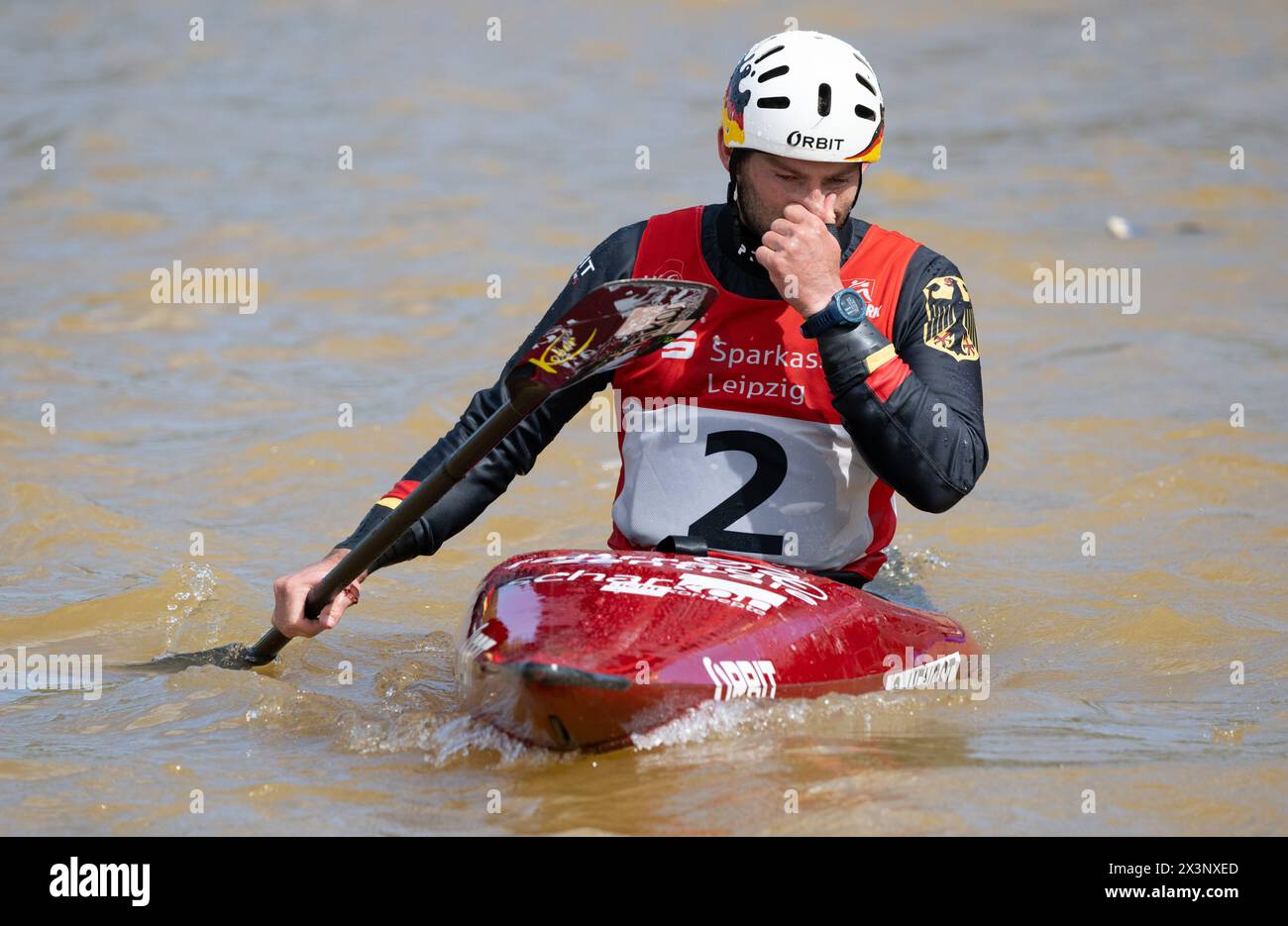 Markkleeberg, Deutschland. April 2024. Kanufahren: Deutsche Olympiasiegerqualifikation Kanutlalom, Kajak, Männer, Fianle. Stefan Hengst reagiert im Ziel. Quelle: Hendrik Schmidt/dpa/Alamy Live News Stockfoto