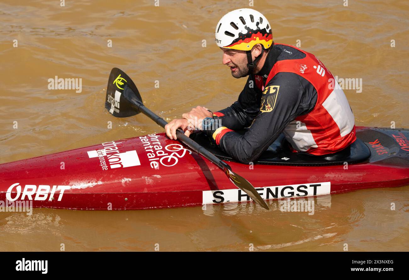 Markkleeberg, Deutschland. April 2024. Kanufahren: Deutsche Olympiasiegerqualifikation Kanutlalom, Kajak, Männer, Fianle. Stefan Hengst reagiert im Ziel. Quelle: Hendrik Schmidt/dpa/Alamy Live News Stockfoto