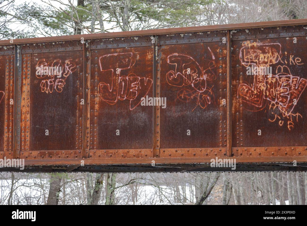 Der Exeter River überquert den Rockingham Recreational Rail Trail in Fremont, New Hampshire. Dieser Weg nutzt das alte Eisenbahnbett des Bost Stockfoto