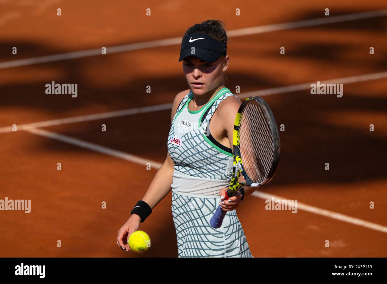 Madrid, Spanien. April 2024. Die tschechische Tennisspielerin Sara Bejlek ist am 28. April 2024 in Madrid in Spanien bei der dritten Runde des Tennisturniers Mutua Madrid Open 2024 gegen Ashlyn Krueger aus den USA zu sehen. Quelle: Martin Sidorjak/CTK Photo/Alamy Live News Stockfoto