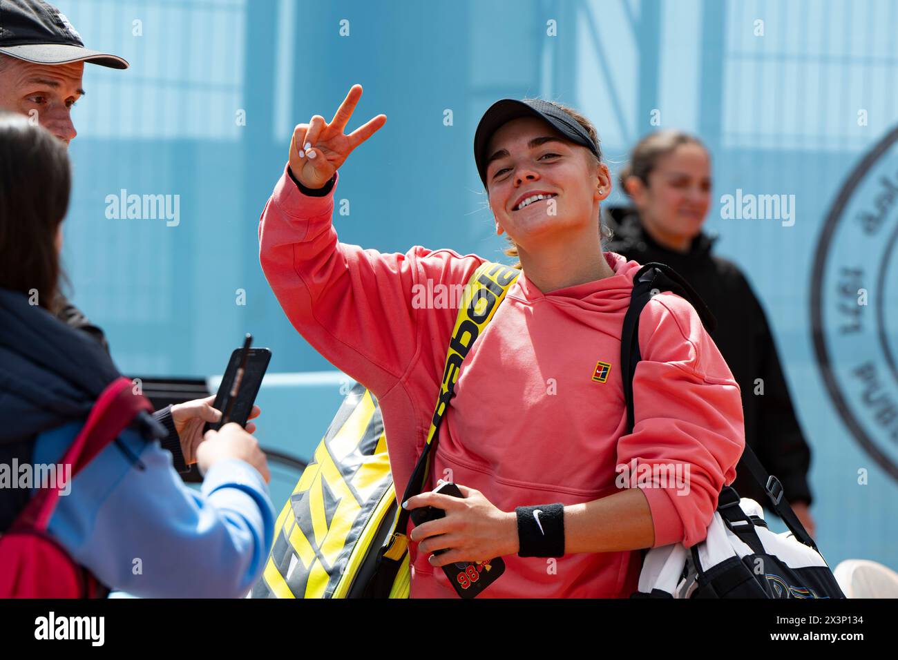 Madrid, Spanien. April 2024. Die tschechische Tennisspielerin Sara Bejlek gewann in der dritten Runde des Tennisturniers Mutua Madrid Open 2024 am 28. April 2024 gegen Ashlyn Krueger aus den USA in Madrid. Quelle: Martin Sidorjak/CTK Photo/Alamy Live News Stockfoto