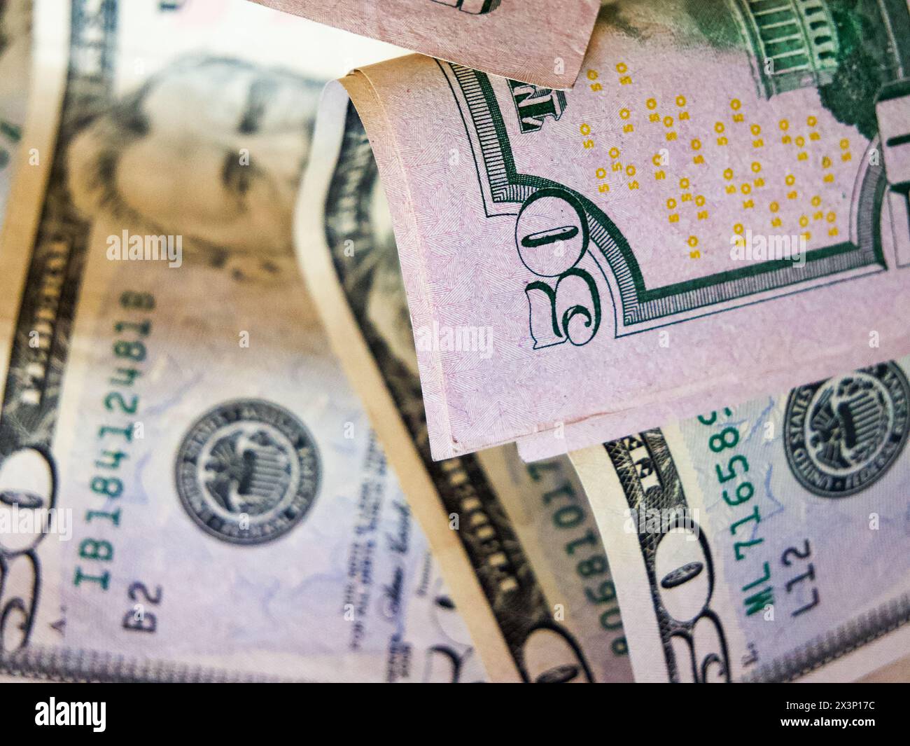Zerknitterte Währung. Eine Nahaufnahme eines zerknitterten $50-Dollar-Scheines. Stockfoto
