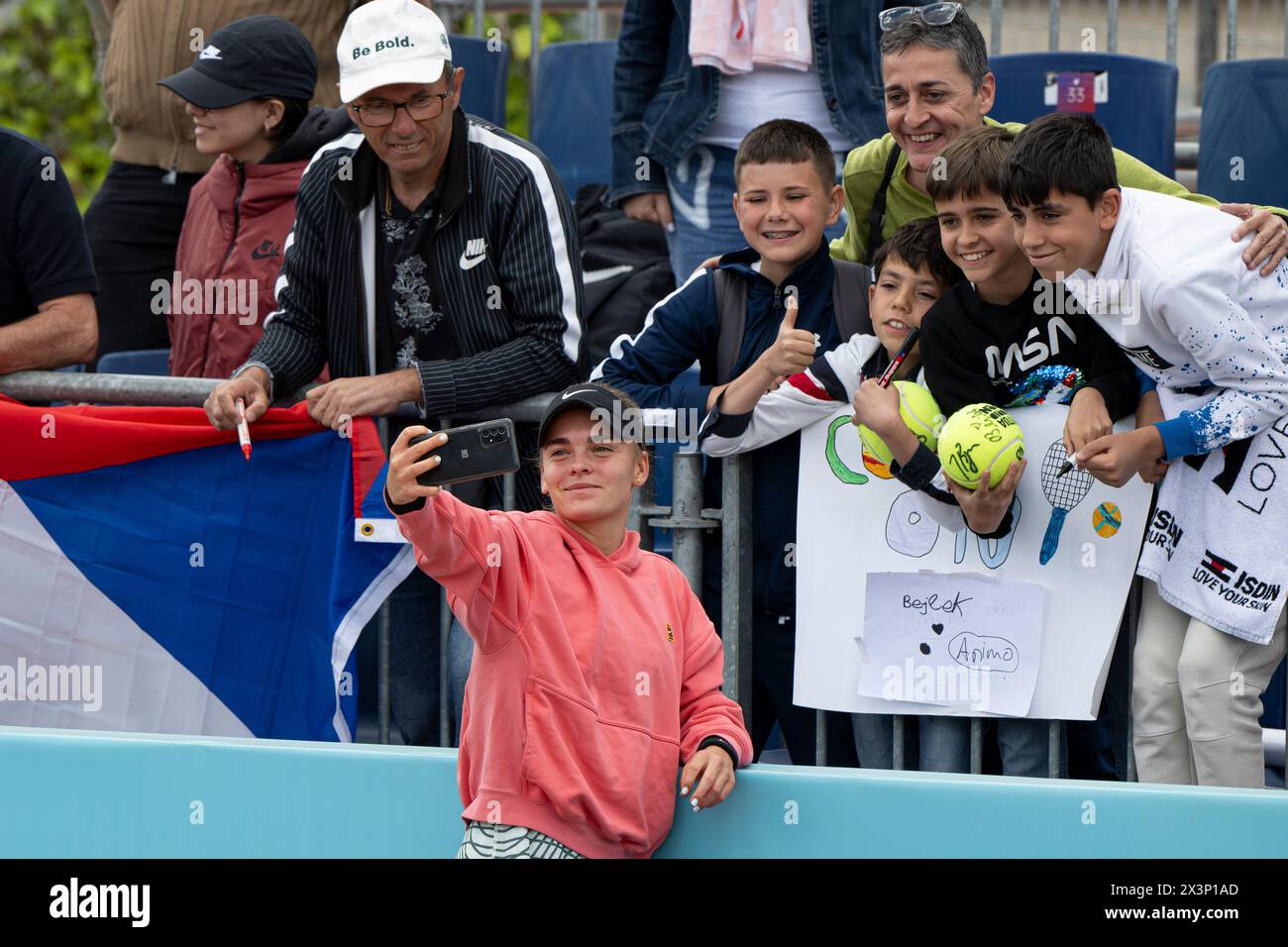 Madrid, Spanien. April 2024. Die tschechische Tennisspielerin Sara Bejlek gewann in der dritten Runde des Tennisturniers Mutua Madrid Open 2024 am 28. April 2024 gegen Ashlyn Krueger aus den USA in Madrid. Quelle: Martin Sidorjak/CTK Photo/Alamy Live News Stockfoto