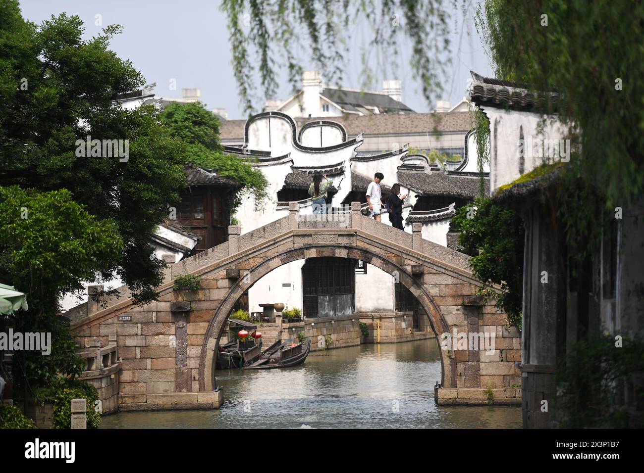 (240428) -- JIAXING, 28. April 2024 (Xinhua) -- Menschen besuchen Yuehe historisches Gebiet im Bezirk Nanhu, Jiaxing in der ostchinesischen Provinz Zhejiang, 26. April 2024. Das historische Gebiet von Yuehe, das eine Fläche von 90.000 Quadratmetern umfasst, könnte auf die Ming- und Qing-Dynastien (1368–1911) zurückgehen. Mit dem Peking-Hangzhou Grand Canal, dem Waiyue River und dem Liyue River ist die Gegend das vollständigste und größte historische Viertel in Jiaxing City, das die Wohn- und Kulturmerkmale der Wasserstadt in „Jiangnan“, der malerischen Region südlich des Yangtze River, am besten veranschaulichen kann. Sünde Stockfoto