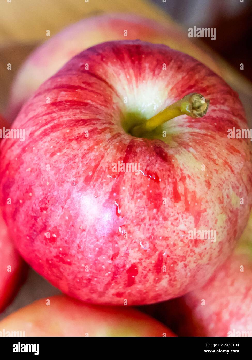 Frischer Roter Apfel. Ein lebendiger roter Apfel mit Wassertröpfchen symbolisiert Frische. Ideal für Gesundheits- und Ernährungsthemen. Stockfoto