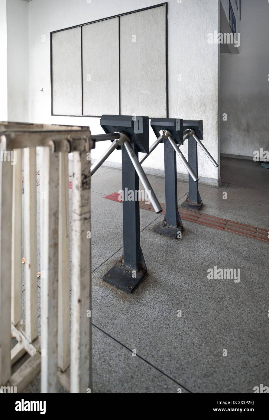 Ein- und Ausstiegskontrolle von Personen mit 3-poligen Drehkreuzen Stockfoto