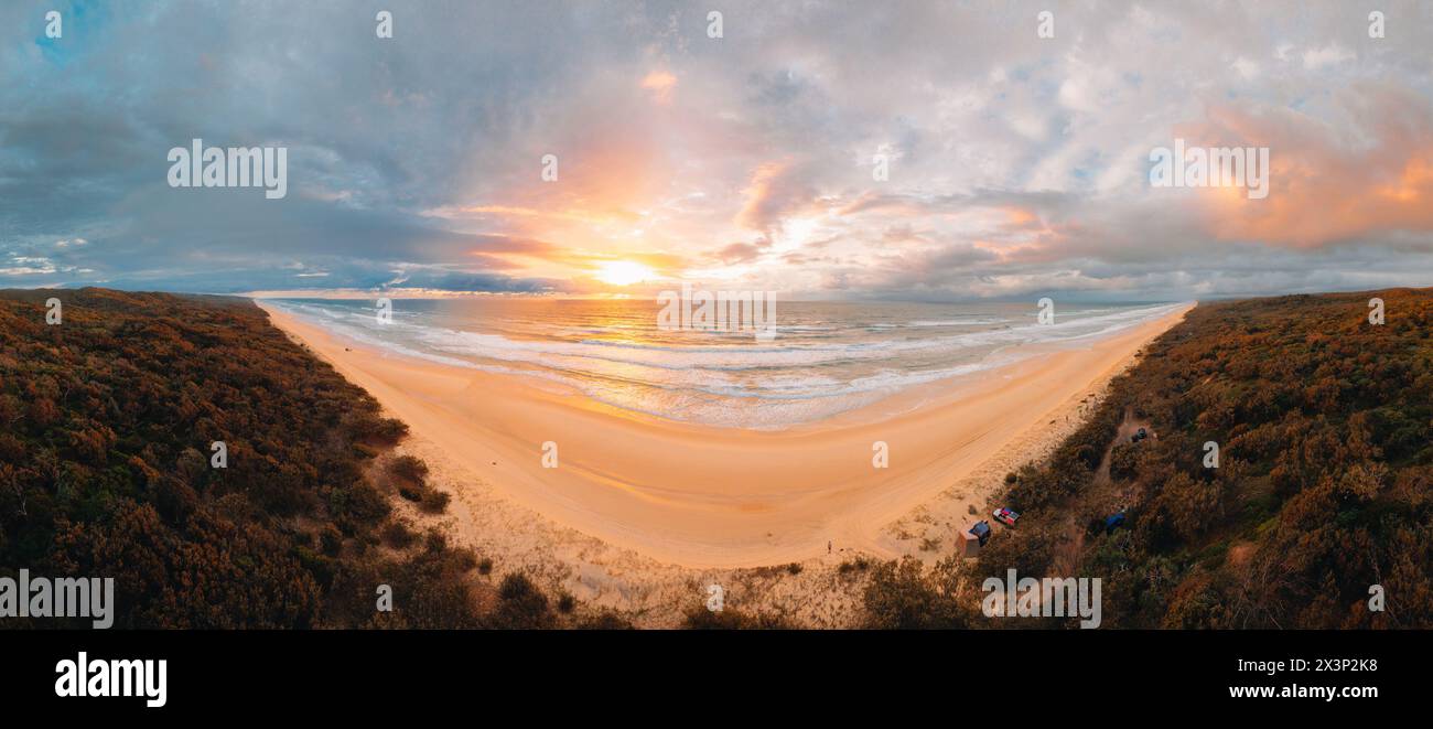 Aus der Vogelperspektive sehen Sie den berühmten Seventy Five Mile Beach, 75 Meilen Strand auf Fraser Island, Kgari, Queensland, Australien, kurz vor Sonnenuntergang. Stockfoto