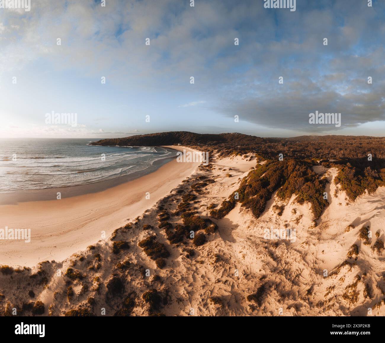 Blick auf die Drohne One Mile Beach während Sonnenaufgang Sonnenuntergang mit Sanddünen. Forster, Great Lakes, Australien. Stockfoto