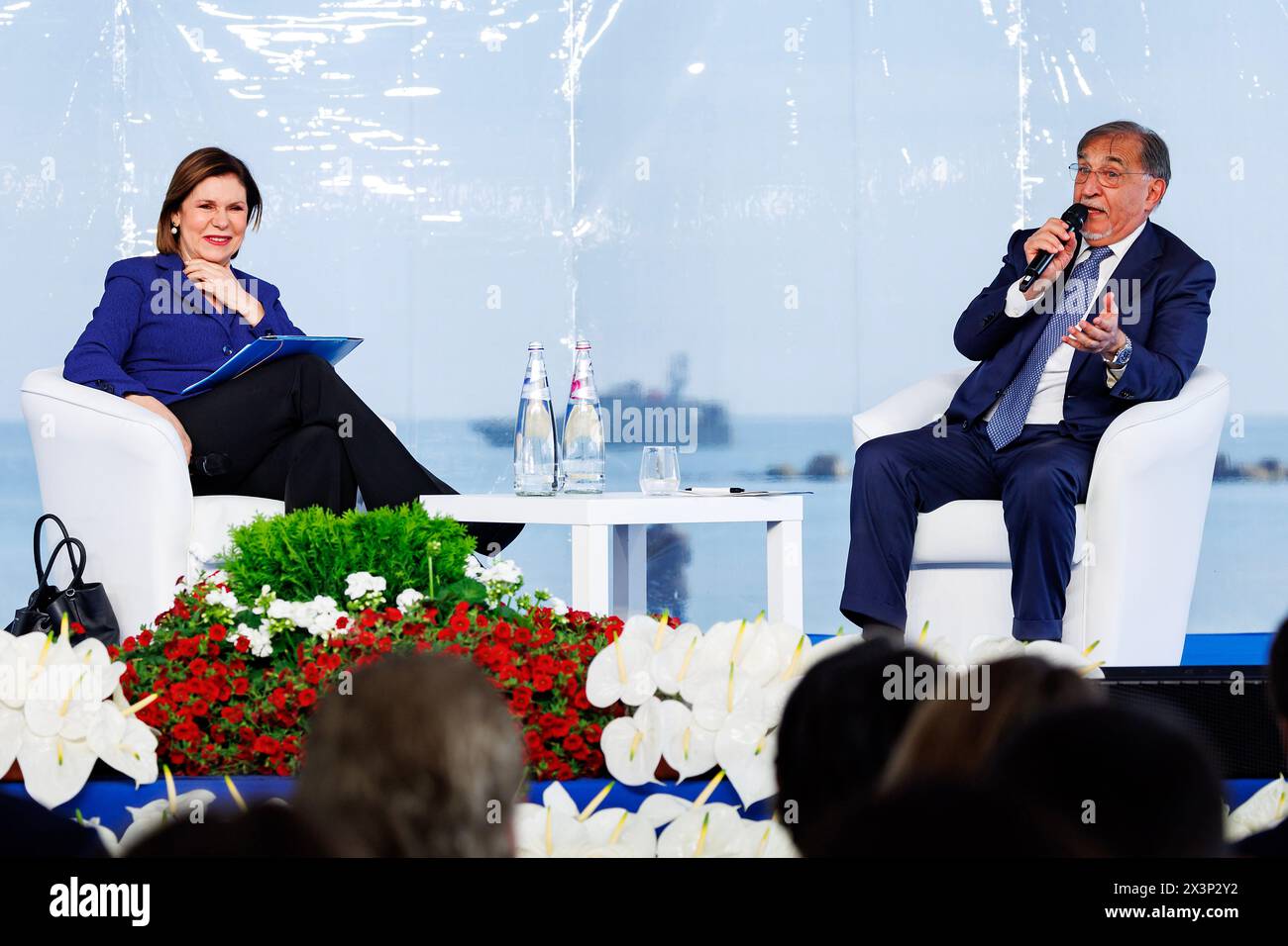 Pescara, Italien. April 2024. IL presidente del Senato Ignazio La Russa intervistato da Bianca Berlinguer durante la Conferenza programmatica di Fratelli d'Italia a a Pescara, Domenica, 28. april 2024 (Foto Roberto Monaldo/LaPresse) Senatsvorsitzender Ignazio La Russa im Gespräch mit Bianca Berlinguer während der Programmkonferenz der Brüder von Italien in Pescara, Sonntag, April 2024 (Foto: Roberto Monaldo/LaPresse) Credit: LaPresse/Alamy Live News Stockfoto