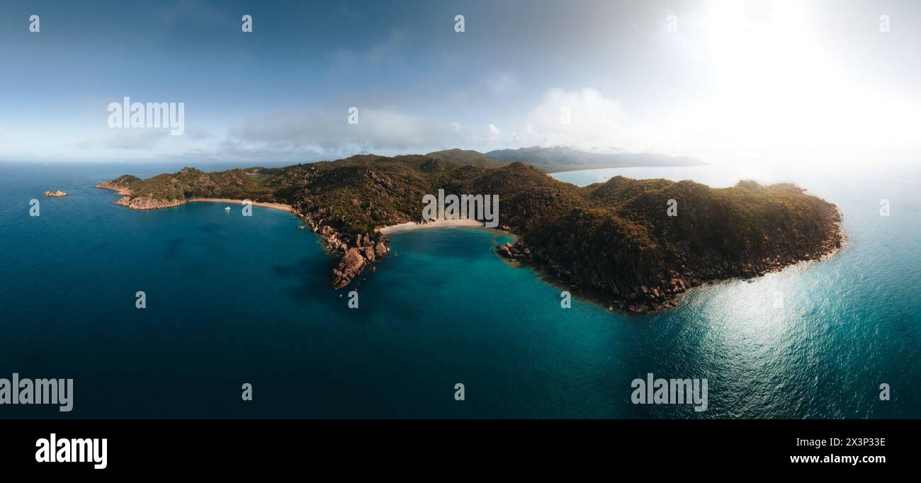 Radical Bay Beach at Arcadia auf Magnetic Island in der Nähe von Townsville in Queensland, Australien – Aufnahmen von Drohnen mit Felsen, Wellen, Klippen und Ozean Stockfoto