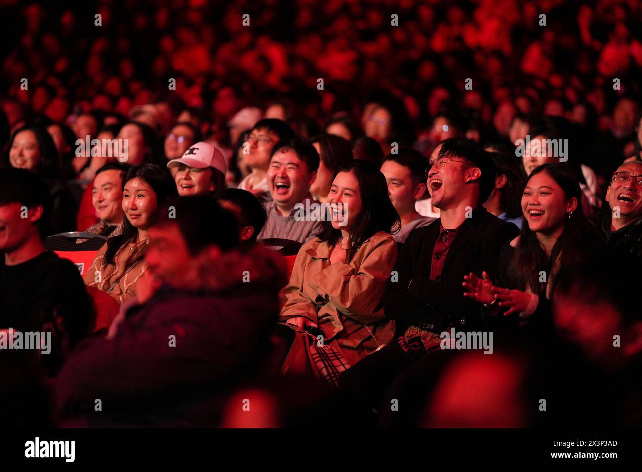 (240428) -- LONDON, 28. April 2024 (Xinhua) -- Publikum sehen Xiangsheng, oder Crosstalk Comedy in London, Großbritannien, 27. April 2024. Donnerndes Lachen und Applaus wehten am Samstagabend fast vom Dach eines Auditoriums im Londoner Excel Exhibition Centre, als eine Pointe von Guo Degang, einem beliebten chinesischen Traditionskomiker, mit tausenden Zuschauern landete. Zusammen mit Guo und seinem Partner Yu Qian sang eine Handvoll Comedians der de Yun She Performance Group Xiangsheng, oder Crosstalk Comedy, mit beiden Witzen über Lebensanekdoten und traditionellen Crosstalk-Episoden. Stockfoto