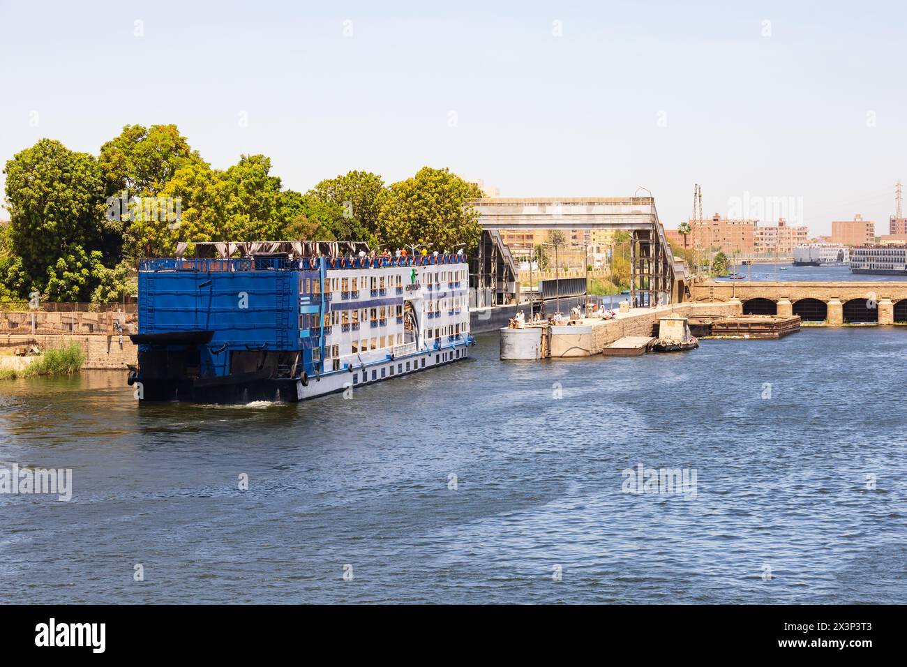 Das Nilkreuzfahrtschiff fährt in Esna am Nil in Esna, Ägypten, in die alte Sperrbrücke ein Stockfoto