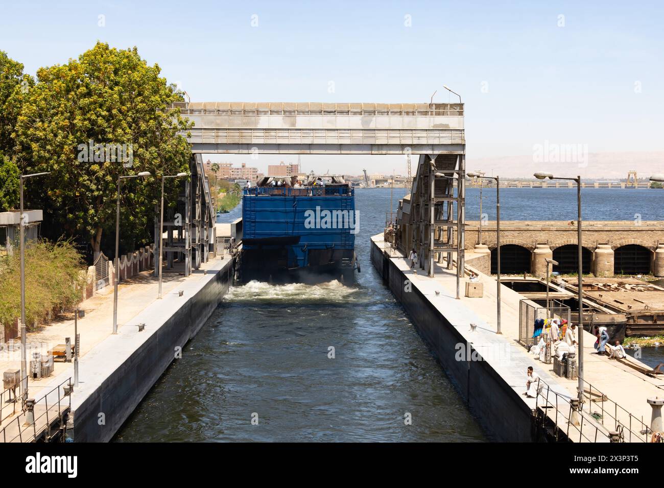 Nilkreuzfahrtschiff, das die Schleuse an der alten Brücke verlässt, Esna, Nil, Ägypten Stockfoto